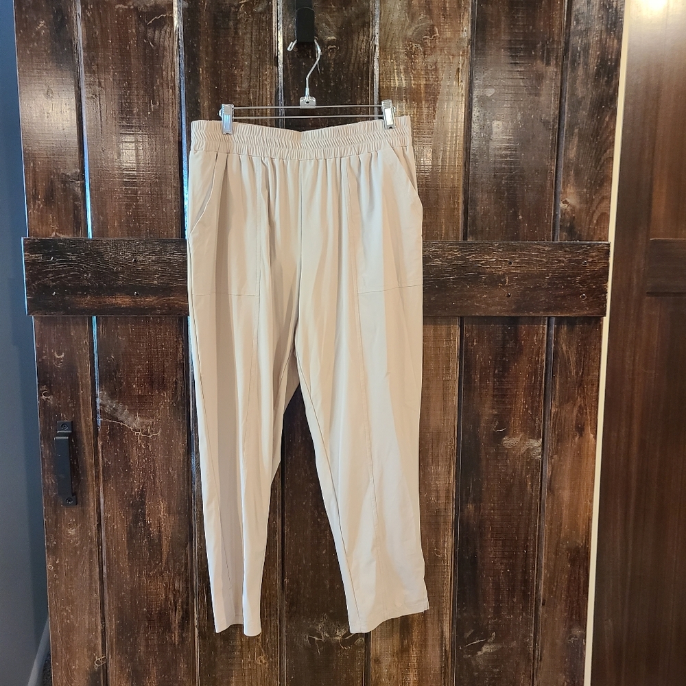 Tribal Sport Capri Size 8